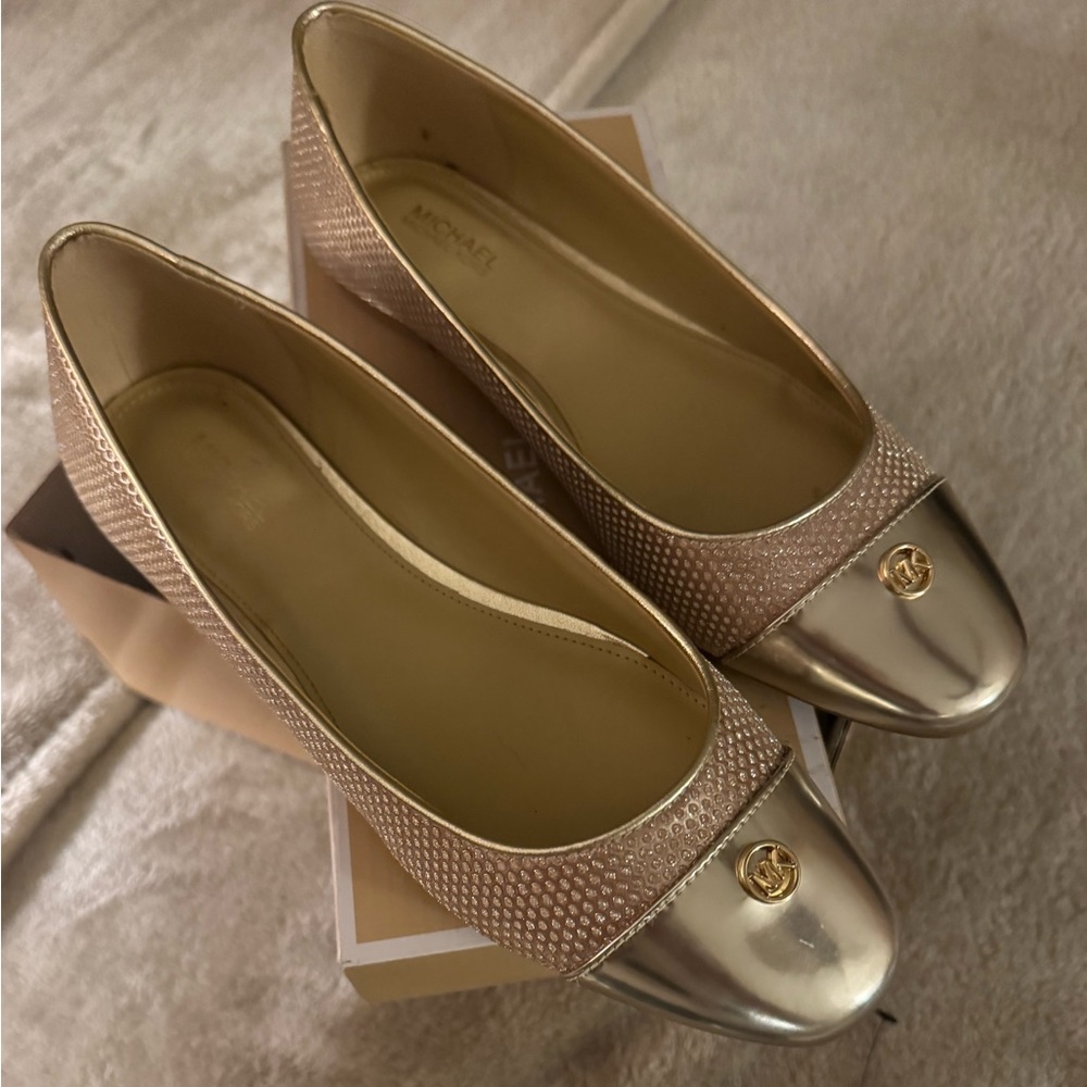 Michael Kors Gold shiny flats